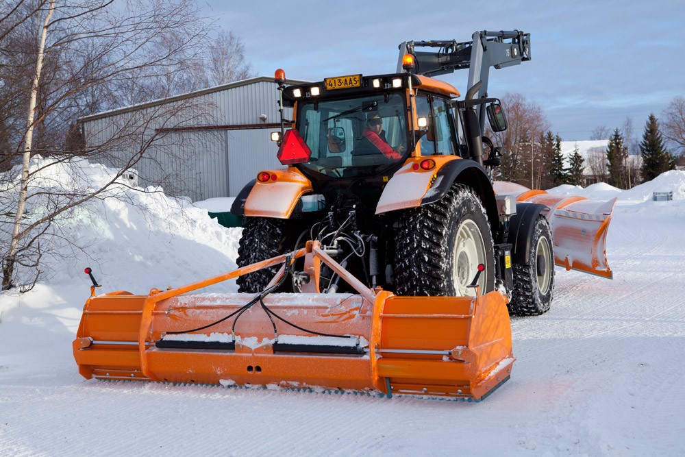 Купить снегоуборочный трактор. Отвал снегоуборочный Хускварна трактор. Отвал на МТЗ 1221 для уборки снега. Отвал КДМ снегоуборочный. Отвал для Valtra.